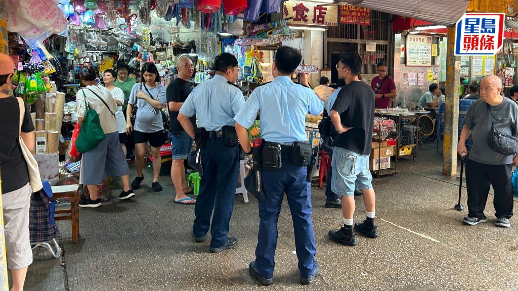 杂货店被刑毁，警员到场调查。梁国峰摄