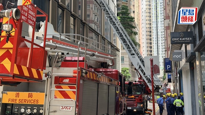 酒店女子墮樓死亡，消防員在場處理。梁國峰攝