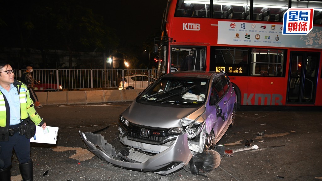 私家車車頭損毀。黎志偉攝