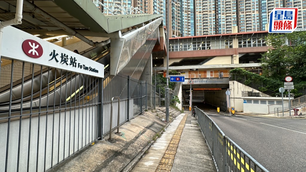 沙田站坳背灣街港鐵車身遭人塗鴉。劉漢權攝
