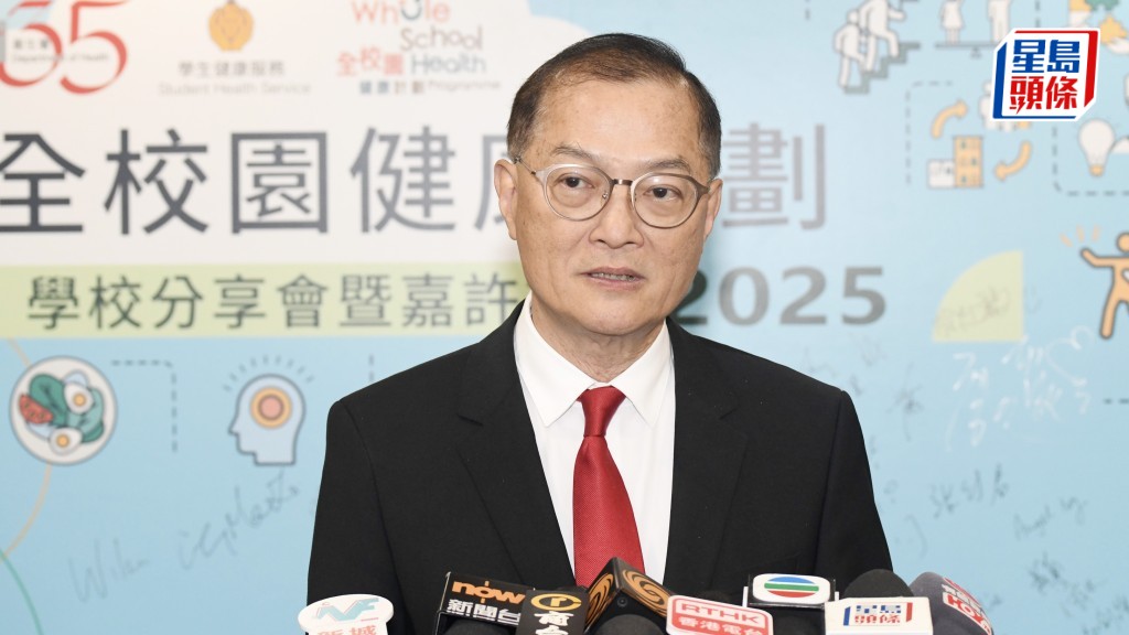 盧寵茂:部分學校不參與流感疫苗外展計劃屬事實,衞生署公布名單可讓家長知悉。何君健攝
