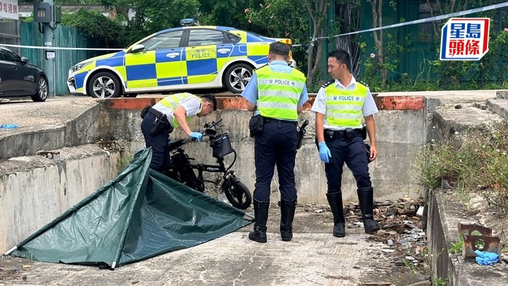 男子駕駛電動單車失事，由石壆地台墮下死亡。梁國峰攝