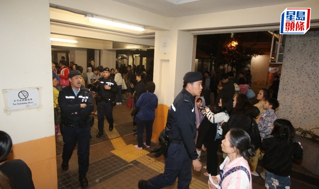 富昌邨一低層單車起火,數十名居民疏散。尹敬堂攝