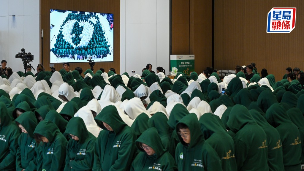 香港急症科醫學院30周年嘉年華 300人排成AED標誌創健力士世界紀錄