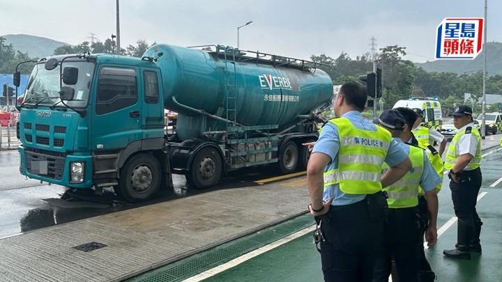 重型車撞倒女途人。蔡楚輝攝
