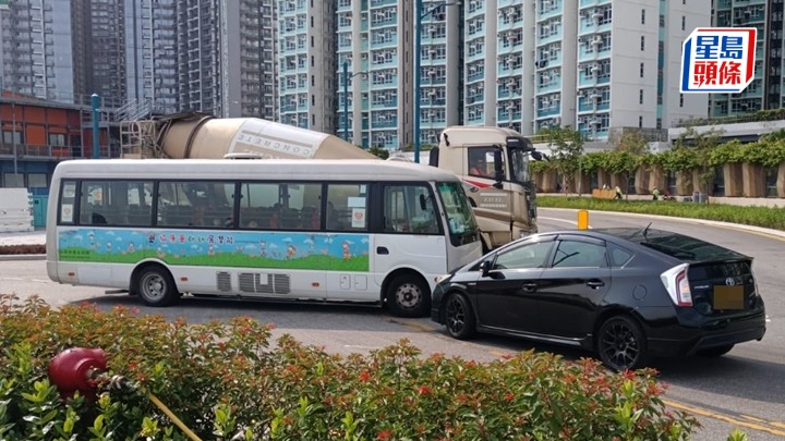學校小巴與私家車相撞。讀者提供圖片