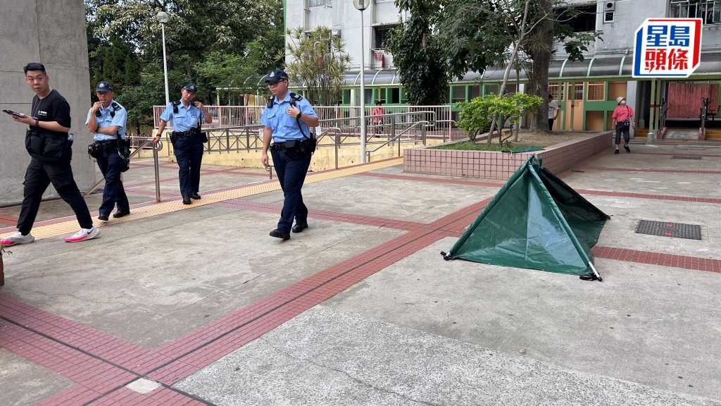 龜屍被綠色帳篷遮蓋。梁國峰攝