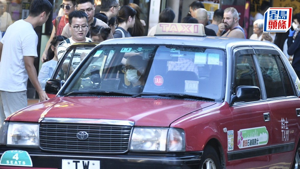 的士手機陣末日?運物局9月提修例限車頭只准放兩手機 明年1.25生效