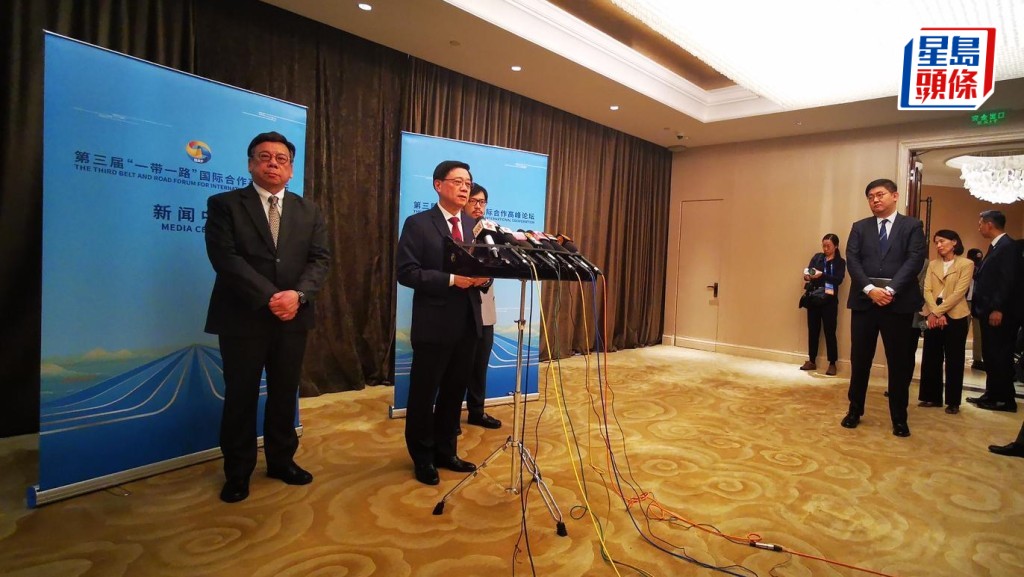 李家超見記者,簡介是次論壇成果。(楊浚源攝)