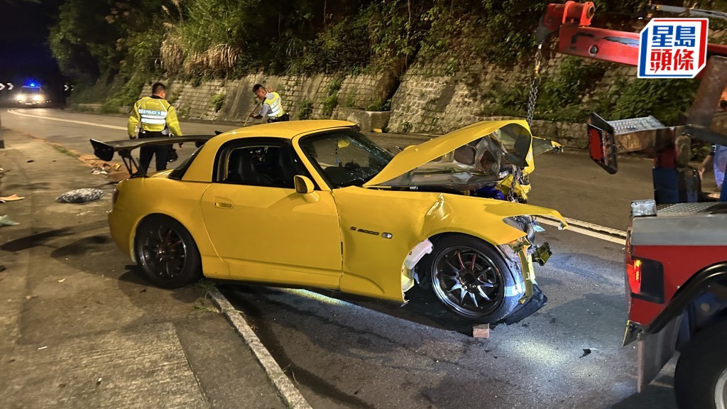 涉事私家車車頭嚴重損毀，橫亘路面，大量汽車零件散落一地。蔡楚輝攝
