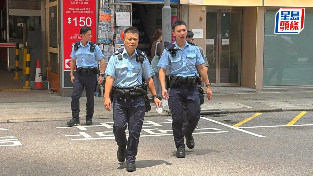 男子工廈燒炭亡，警員到場調查。梁國峰攝