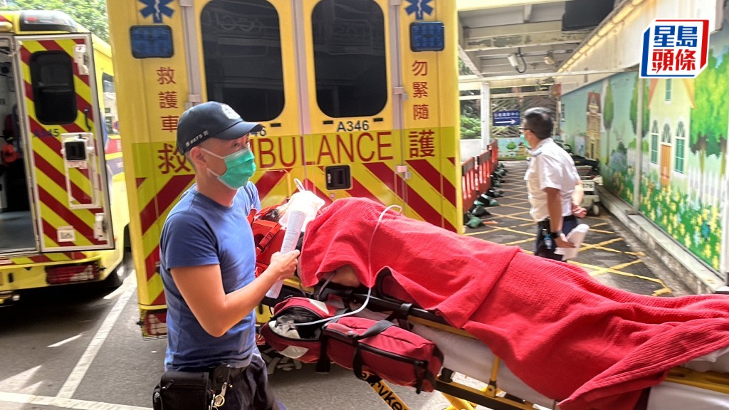 捱車撞女途人清醒送院敷治。林思明攝