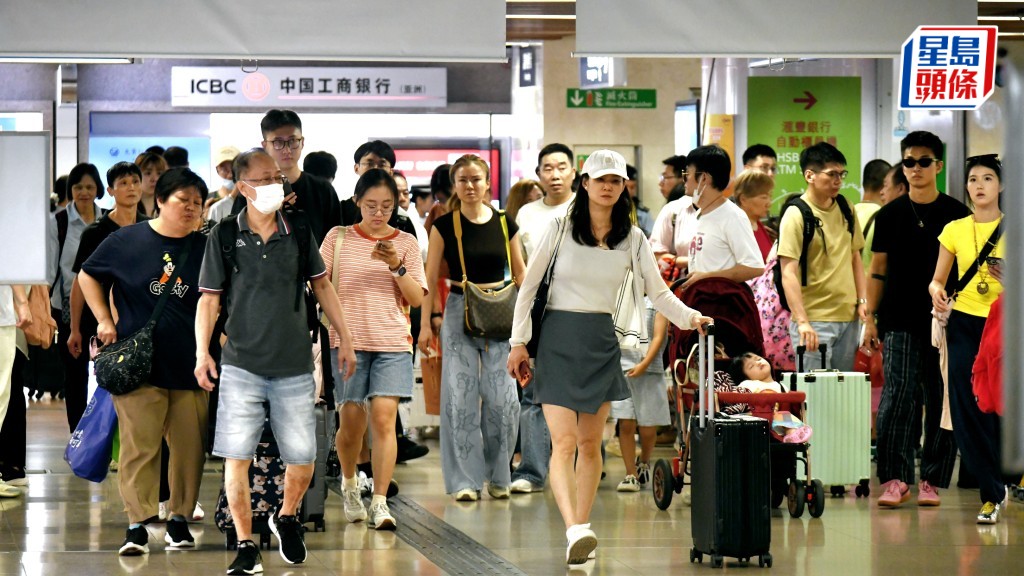 國慶黃金周｜羅湖口岸人頭湧湧  江西遊客：維港就是香港這座東方之珠代名詞