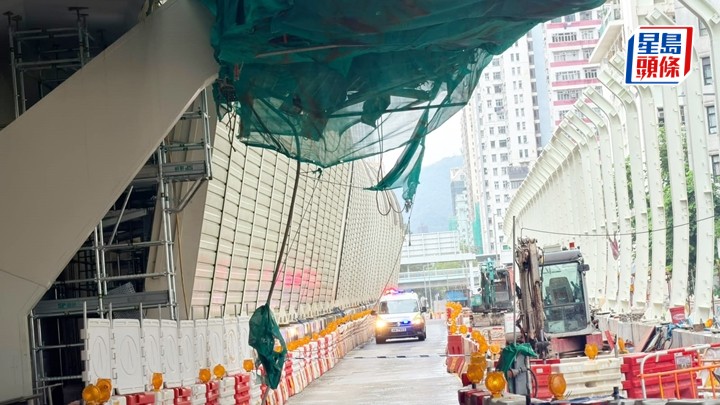 天橋底棚架損毀，建築材料「吊吊揈」。梁國峰攝