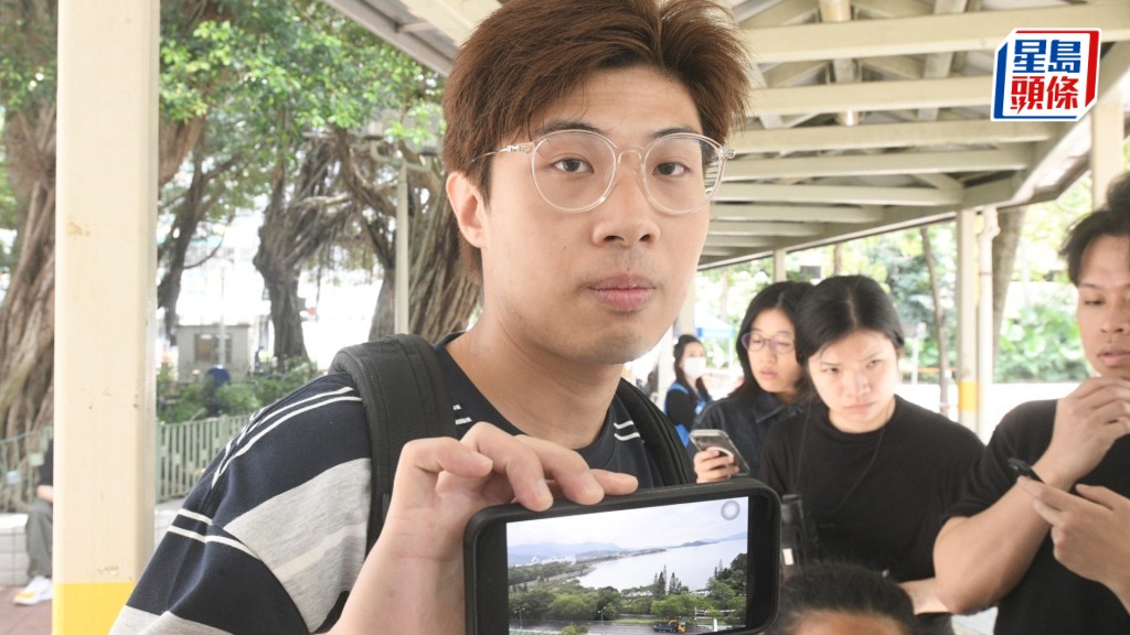 朱先生拍下從單位外望的海景，作最後道別。