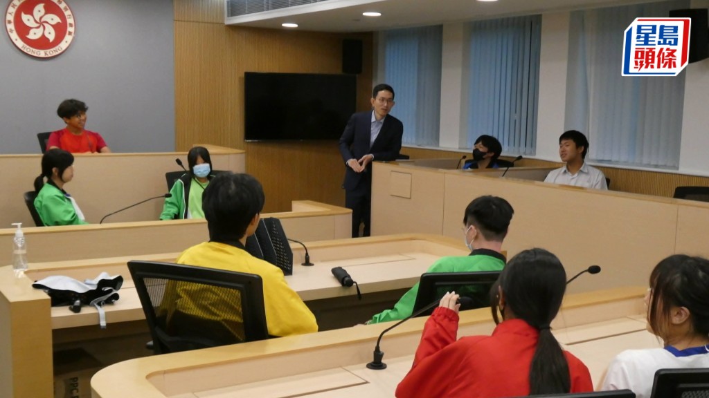 「法治之旅」帶領學生走進模擬法庭，各人擔任法官、法庭書記、被告、證人等角色，沉浸式認識法庭程序。歐文瀚攝