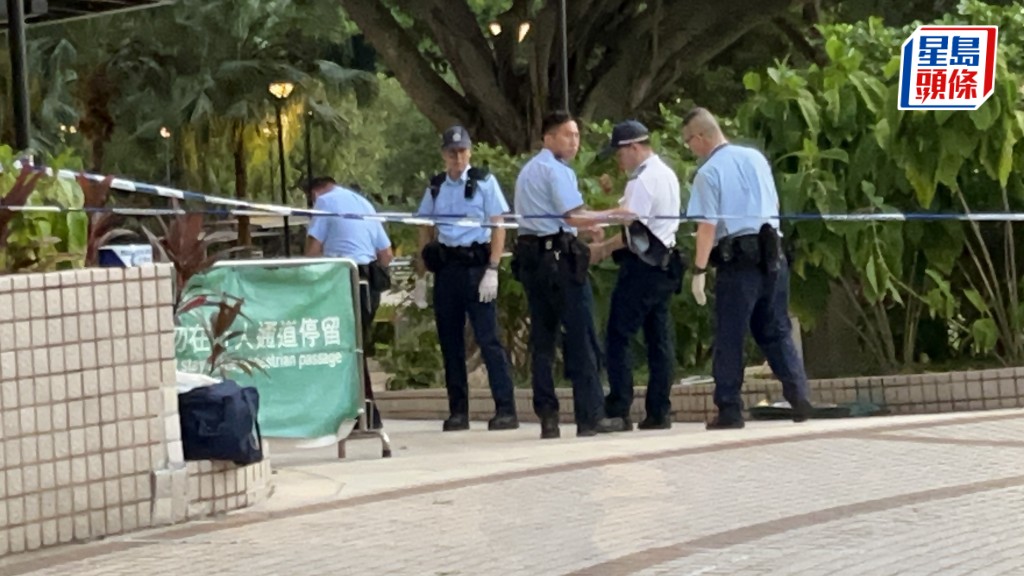 天水園公園一名露宿者倒斃在涼亭對開，頸上有傷痕，警員到場調查。蔡楚輝攝