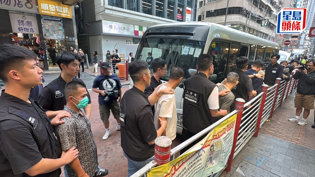 入境處在佐敦商業單位拘12名非法勞工。劉漢權攝