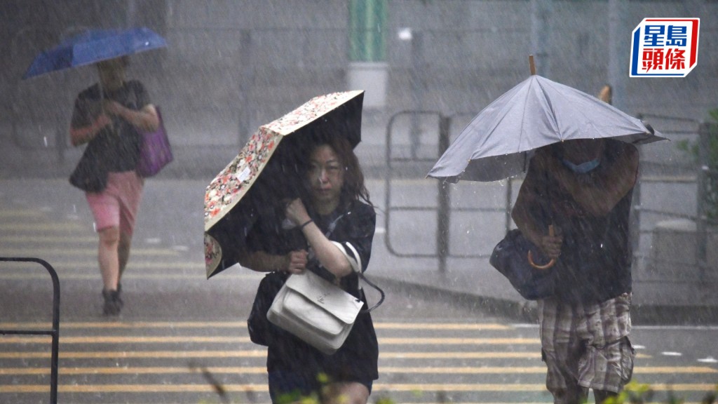 天文台今早發出今年內第5次黑色暴雨警告信號。盧江球攝