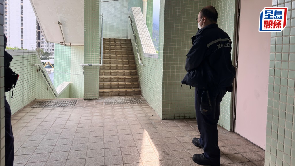 女童由高處墮下倒卧停車場。梁國峰攝