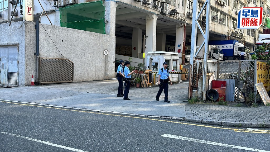 沙田坳背灣街石屎墮下擊中私家車 警員到場調查 。劉漢權攝