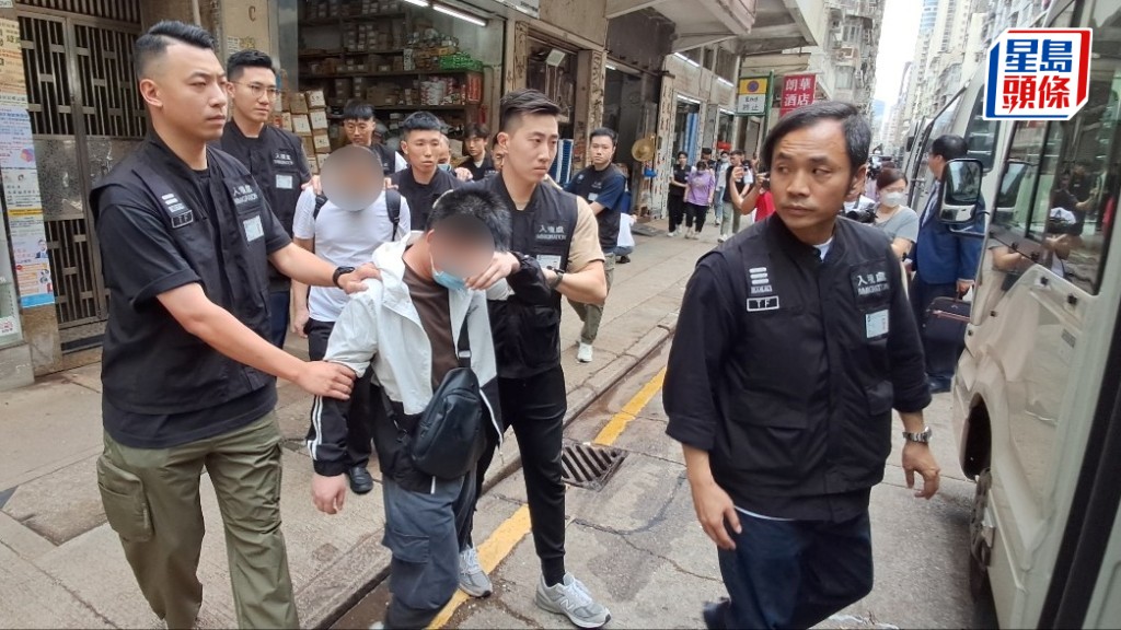 入境處在旺角搗破黑工宿舍。林思明攝