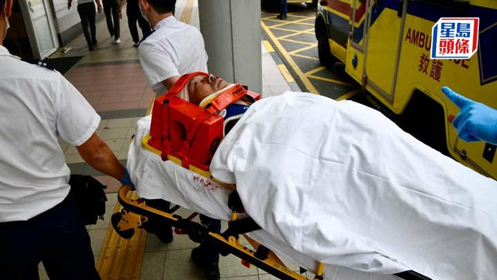 男工人轉醒，由救護車送院治理。楊偉亨攝