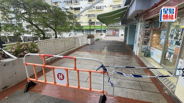 61岁男子堕楼亡，警方拘捕死者妻儿，现场未解封。杨伟亨摄