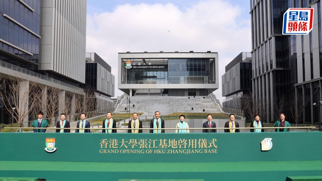 多名嘉賓出席「港大張江基地」啟用儀式，包括（左二起）教育部國際合作與交流司（港澳台事務辦公室）副司長陳大立；上海市政府副秘書長、浦東新區區長吳金城；港大校委會主席王冬勝；上海市委常委、浦東新區區委書記李政；全國政協副主席梁振英；上海市副市長解冬；港大校長張翔；上海市政府副秘書長、上海市教委主任周亞明；以及上海市政府港澳辦副主任葉靚。港大提供