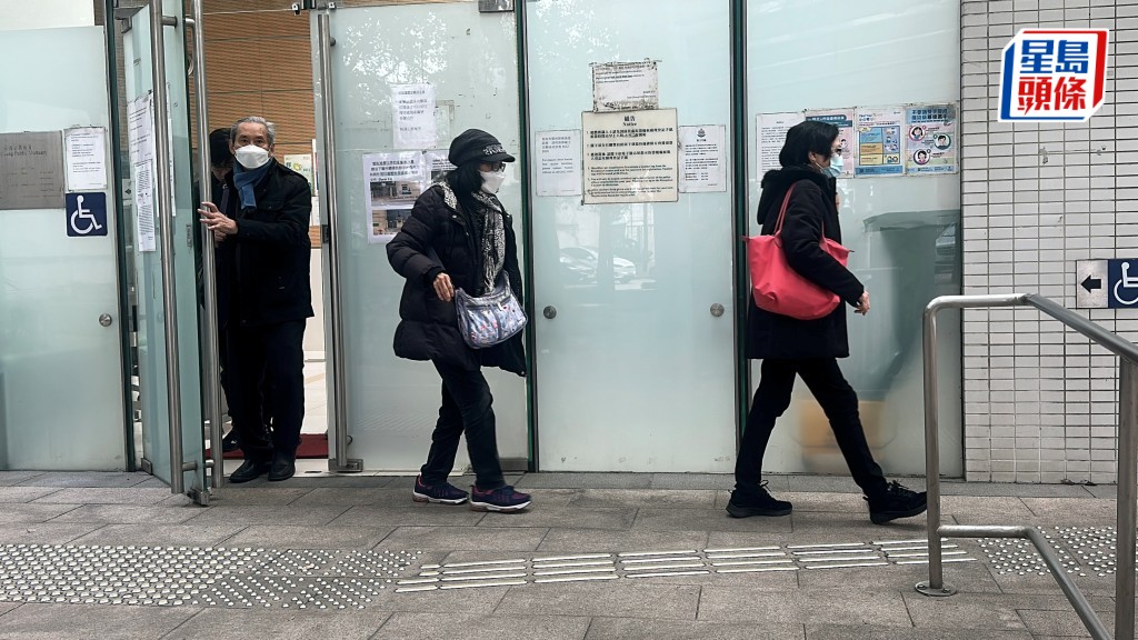 三名男女親友到殮房認屍。劉漢權攝