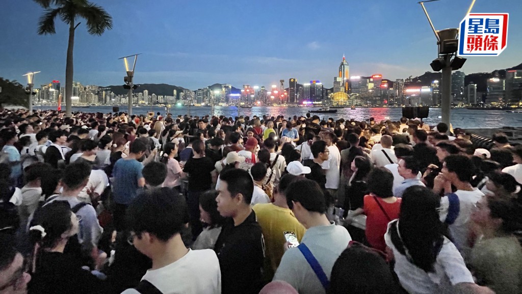 國慶煙花今晚上演，大批市民在維港兩岸霸靚位。