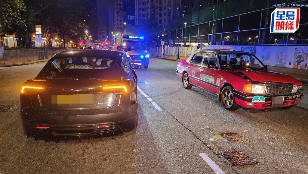 葵芳有Tesla電動車與的士相撞,2人受傷送院。黎志偉攝