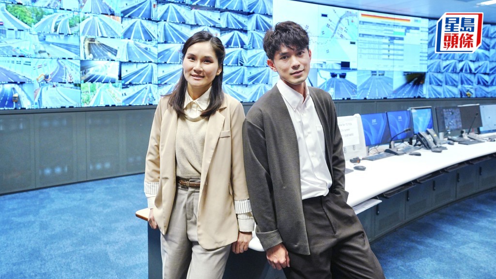 潘家欣（左）及任永健（右）介紹多項提升協調及監察工地的創新技術。