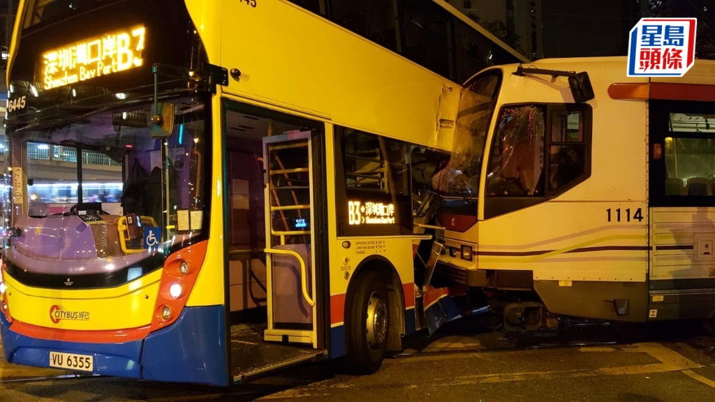 事發於2019年情人節晚上屯門輕鐵與城巴相撞。資料圖片