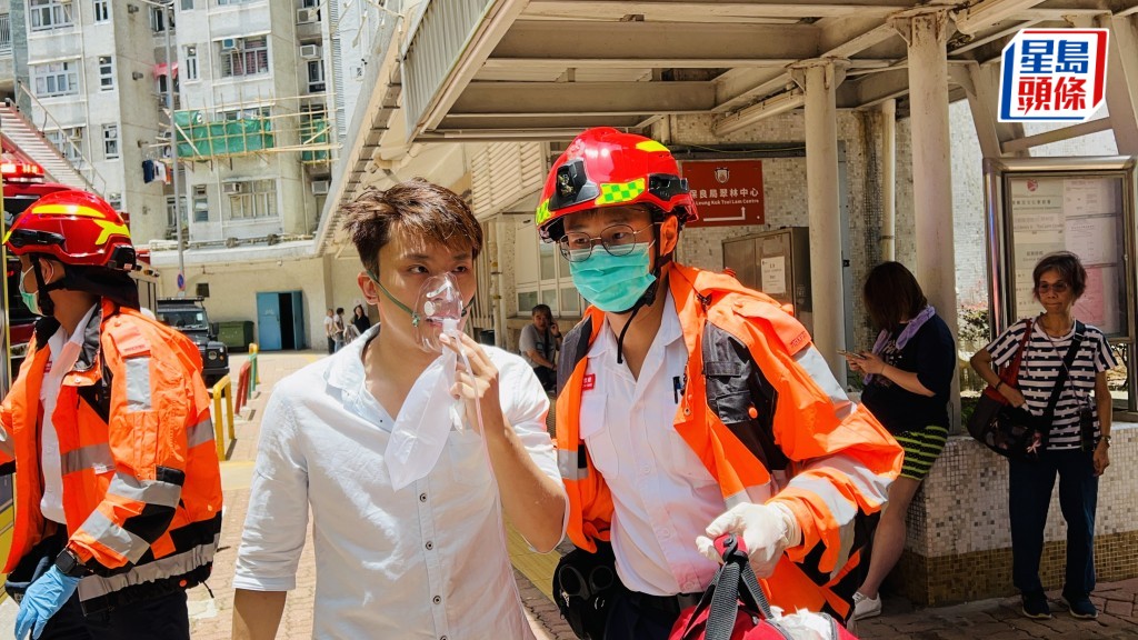起火單位男住戶救火疑吸入濃煙不適須上救護車接受治療。蔡楚輝攝