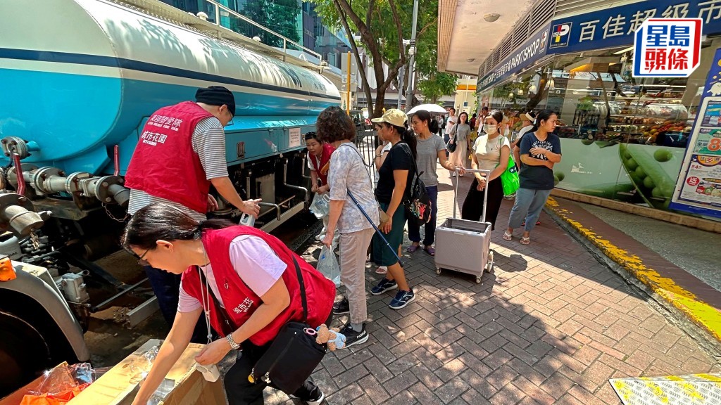 居民到附近水车取水。蔡楚辉摄