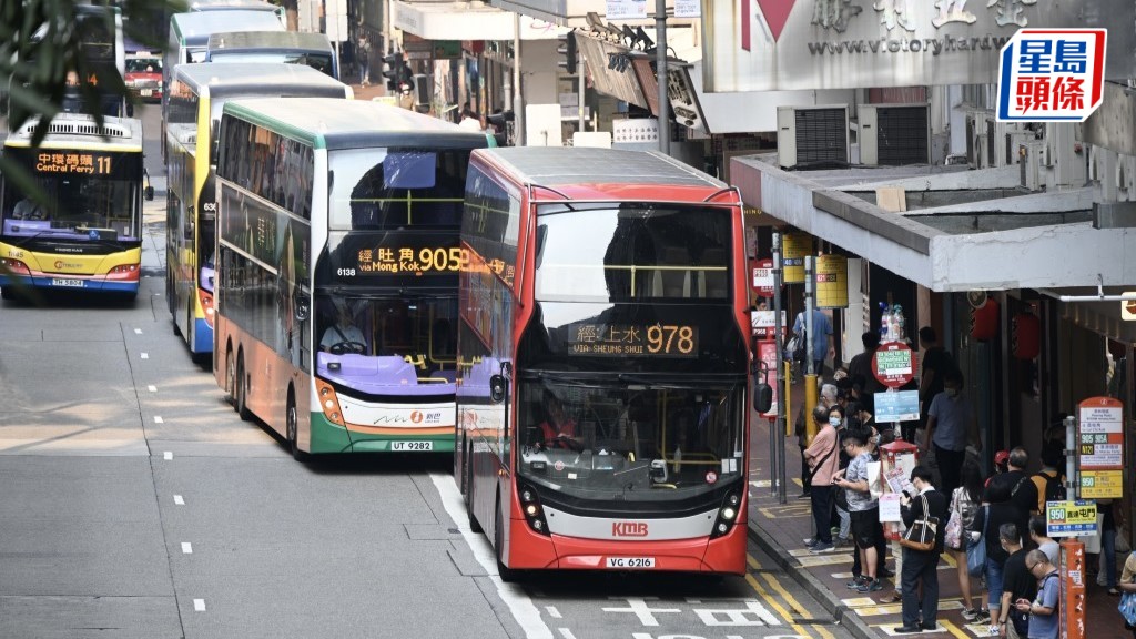 九巴及龍運巴士宣布加薪3.52% ，全職月薪車務及維修員底薪加不少於800元。資料圖片