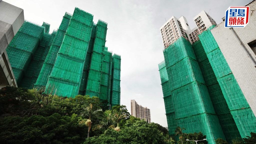 政府昨到沙田穗禾苑等4個屋苑抽取棚網樣本，初步並無發現不符阻燃性要求。有問題。