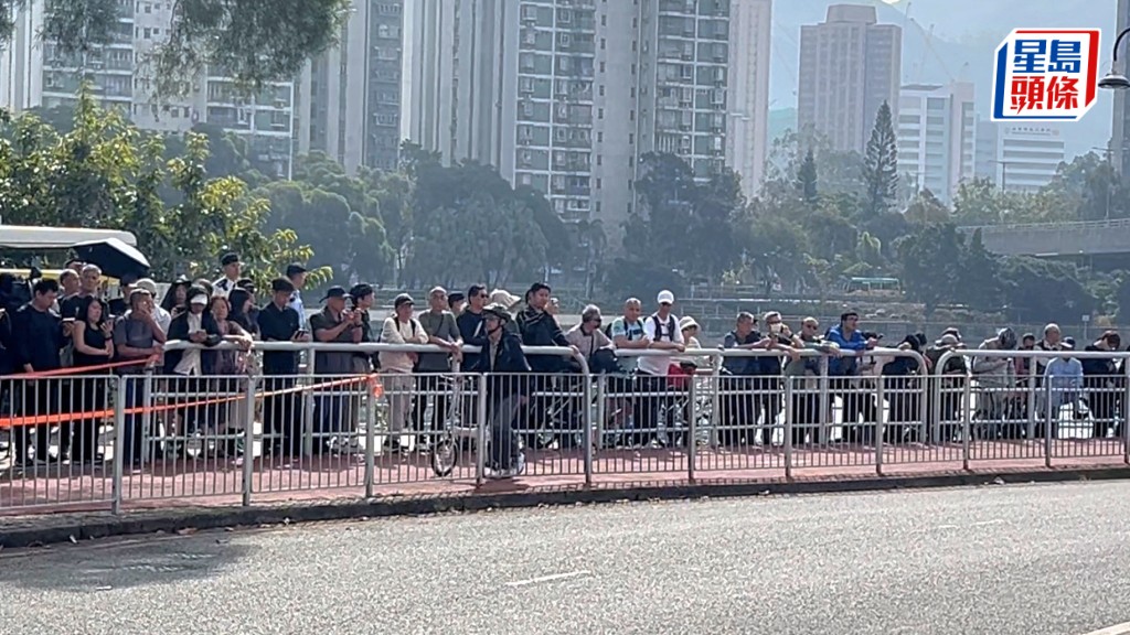 逾百市民在沙田消防局外送何偉豪最後一程。楊偉亨攝