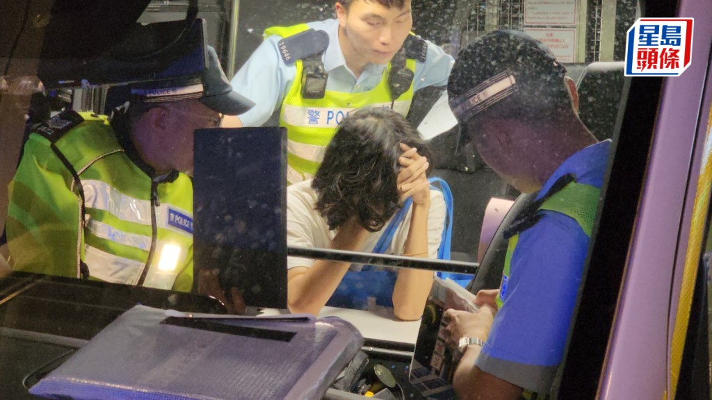 的士男司機登上警車接受調查，最終未能辨識藥物影響觀測，涉嫌藥駕被捕。黎志偉攝