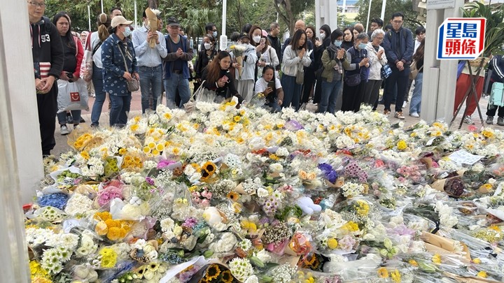 大批市民獻花悼念。梁國峰攝