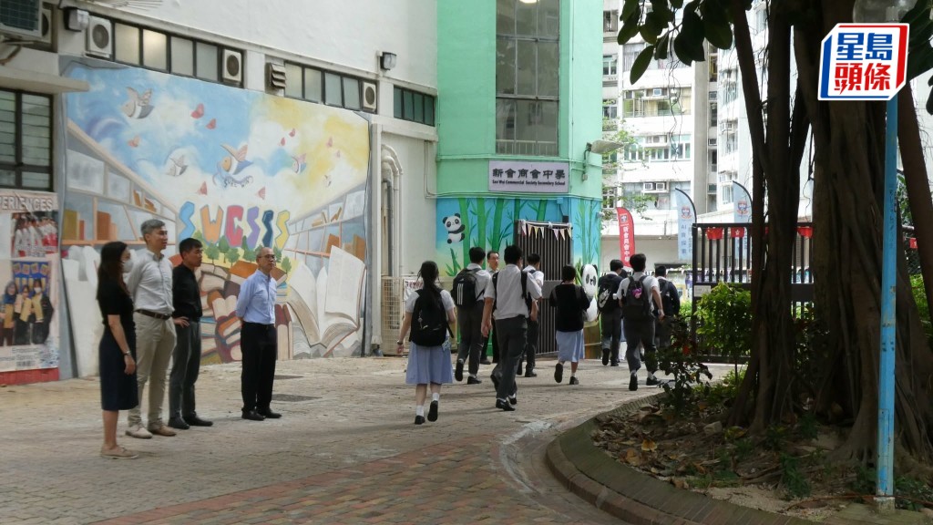 屯門新會商會中學多名教職員、包括助理校長古志超（左四）今早在學校外及附近守候，呼籲學生盡快回校。歐文瀚攝