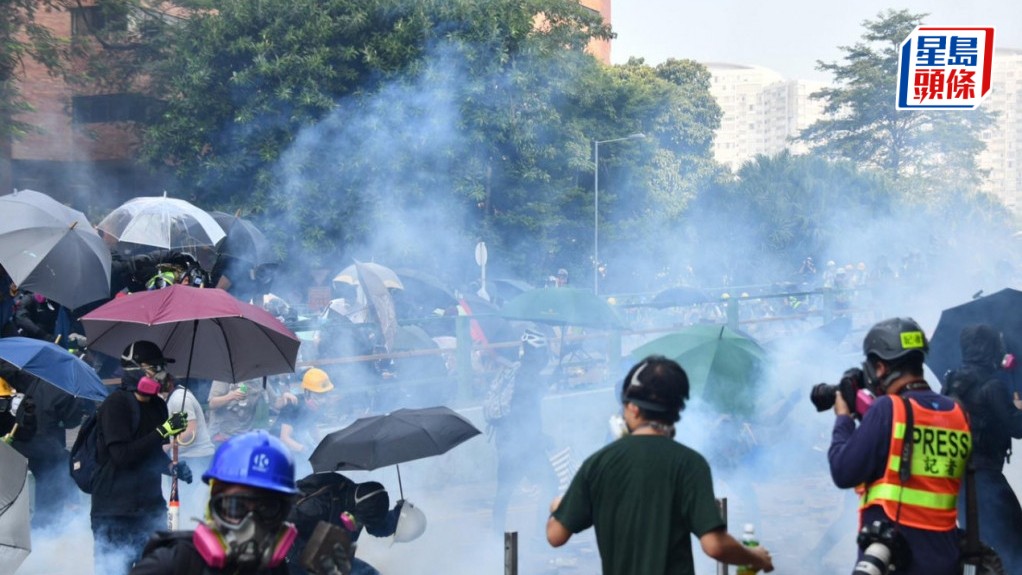 2019年11月18日理大暴動當日，附近一帶多處有示威者與警對峙。資料圖片