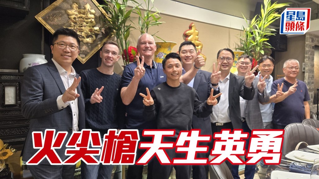 蔡咏赞（右四）和一班马主期望「火尖枪」来港后可以适应水土，有一番作为。
