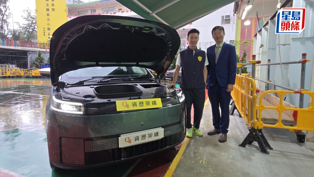 鍾菩恩（左）坦言汽車維修須不斷進修，以免被新技術浪潮淘汰。旁為資歷架構秘書處總經理黎英偉。