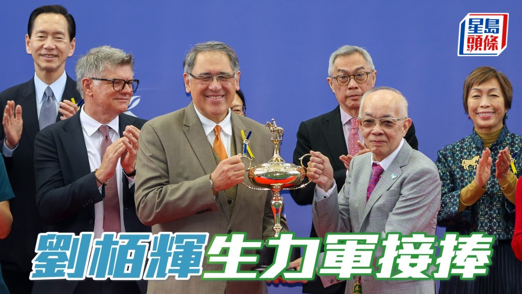 劉栢輝 (右) 和沈集成有力延續周日贏「浪漫勇士」的旺勢，把幸運帶給今期參戰馬「浪漫鬥士」。