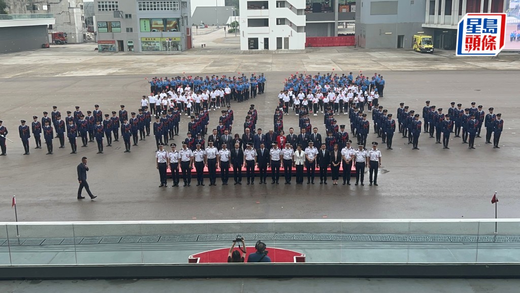 青年團大匯操砌出「75」字樣，慶祝國慶75周年。林思明攝