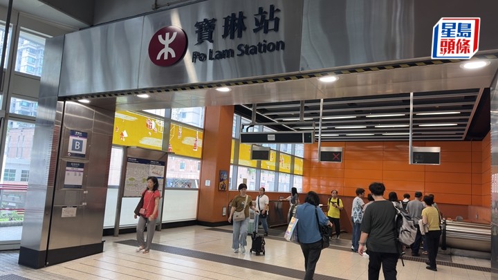 寶琳站有市民乘搭扶手電梯時跌倒受傷。梁國峰攝