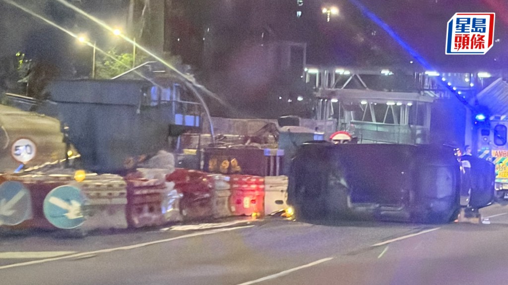 上水粉岭公路私家车撞水马翻侧 司机「吹波」超标被带署调查。