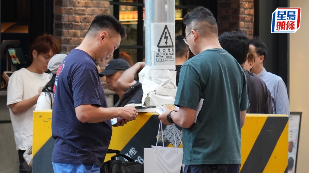 蘋果首款全新摺機 Apple iPhone Duo今日（23日）發售。